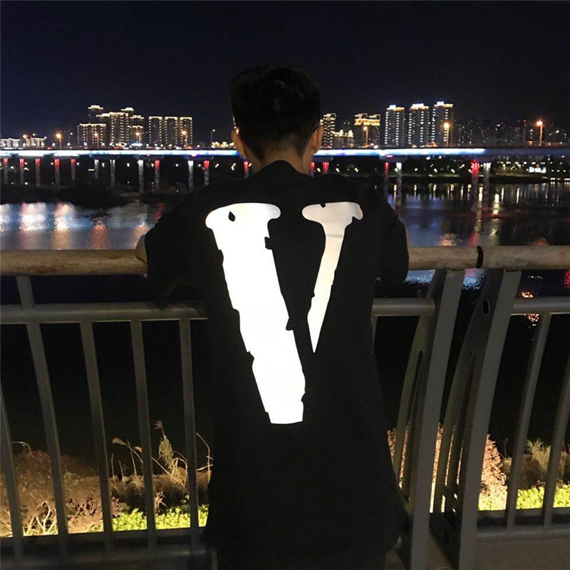 VLONE 陈冠希3M反光 纽约限定黑底基础LOGO大V 美潮街头男女短袖 - 图0