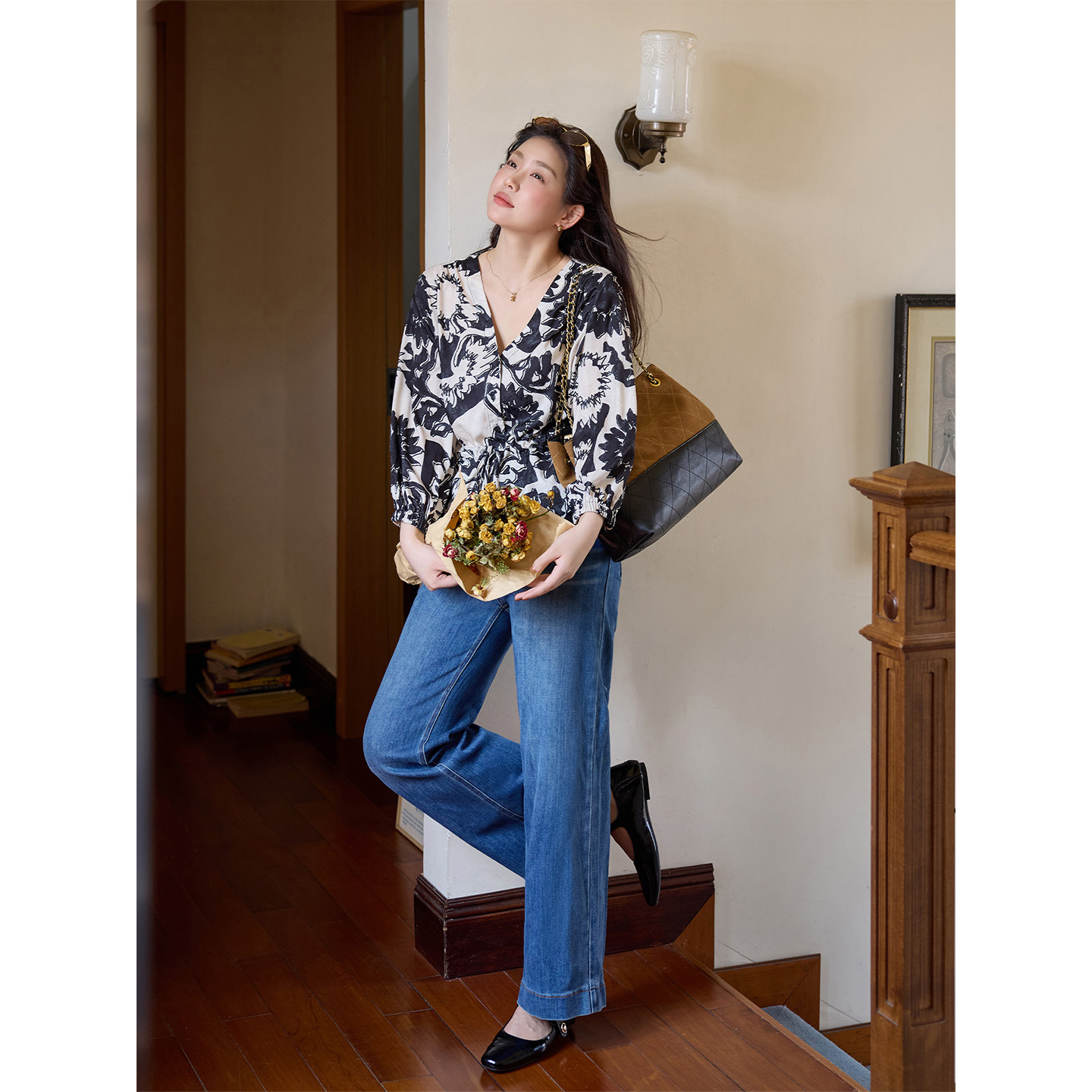 潘不卷大码女装微胖mm法式v领印花衬衫女早秋高级感收腰系带上衣,淘宝优惠券,粉丝福利购,淘宝优惠卷