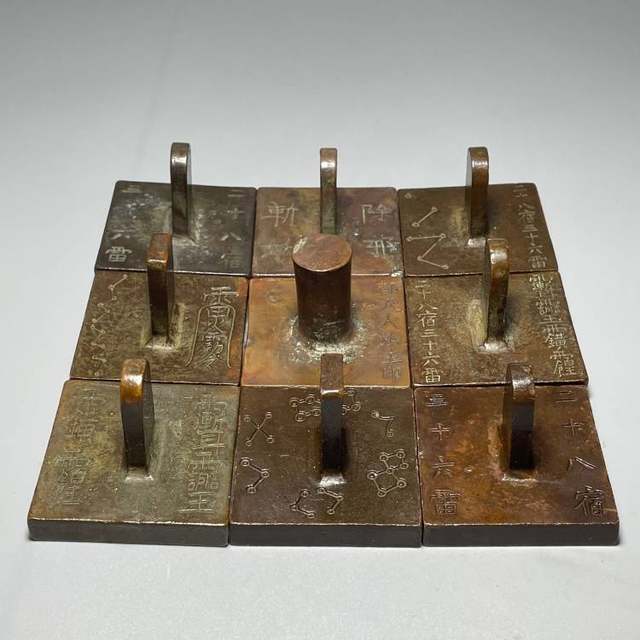 Antique bronze wares and miscellaneous collections, seal-engraved copper seals, old Taoist paste Taoist household items, belt handles, square seals, study ornaments