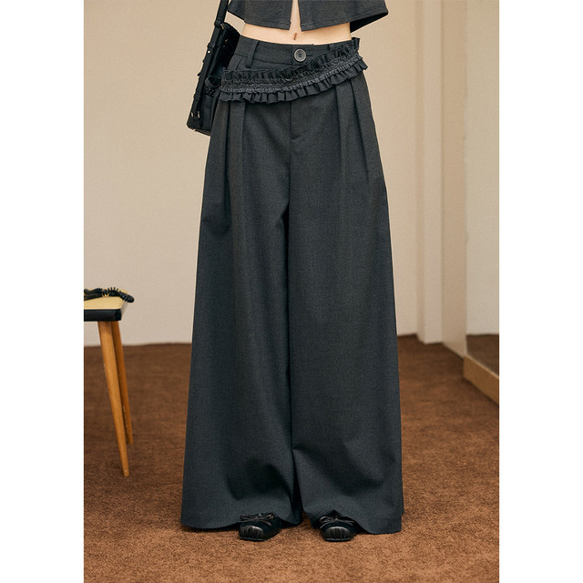 ໂສ້ງຊຸດສີເທົາທີ່ມີ lace draped ວ່າງ