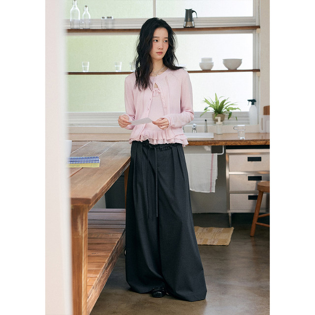ໂສ້ງຊຸດສີເທົາທີ່ມີ lace draped ວ່າງ