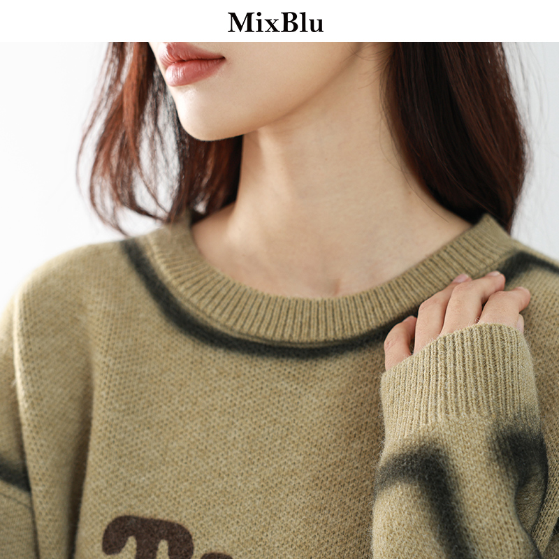 Mixblu绿咖擦色字母印花针织衫落肩宽松短款上衣女冬季2023新款