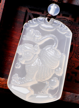 瑞虎保泰白玉髓吊坠项链2026年生肖猪六合饰品虎形饰品男女礼物