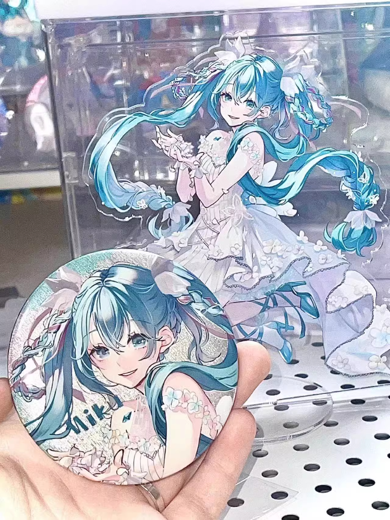 初音未来Miku周边双闪银葱吧唧亚克力立牌二次元学生桌面装饰摆件 - 图1