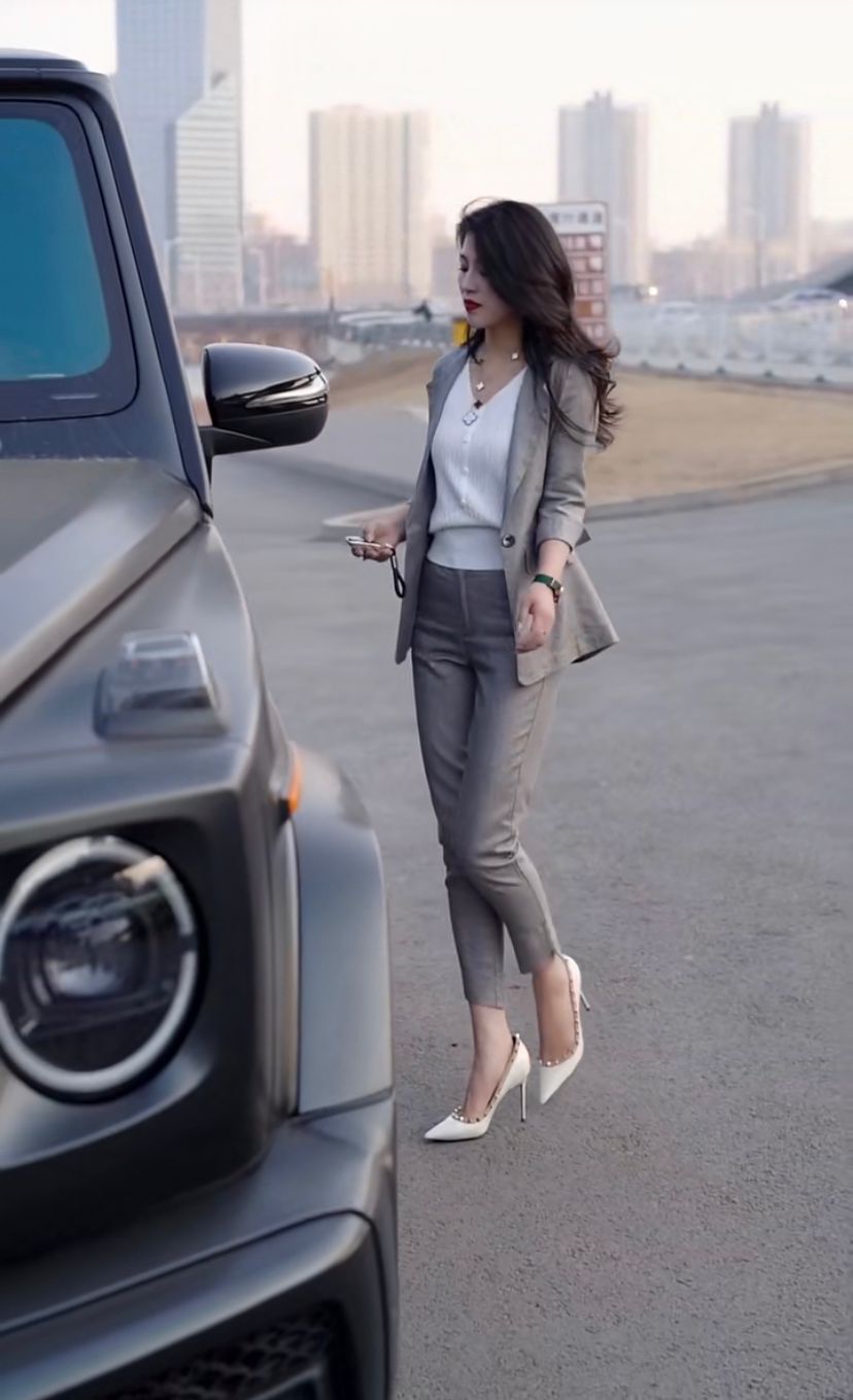 【炸街网红爆款套装】春季新款时尚女装赫本风西服外套+九分裤潮 - 图1