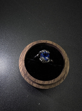 New Vintage 古著  Hold the heart with your hand