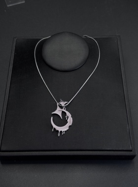 融化月亮项链个性女ins冷淡风钛钢吊坠百搭毛衣链配饰R22703