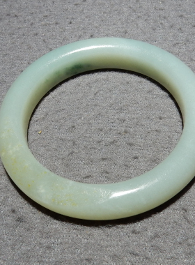 白玉籽料带翠留皮孔手镯