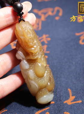 且末老料糖白玉俏雕龙行天下把件