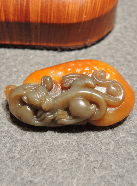 精品方言和田玉罕见俄籽料三色黄沁皮糖白玉俏雕螭龙灵芝吊坠h2