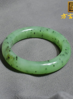 俄料猕猴桃碧玉卡52mm手镯