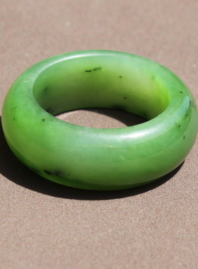 俄罗斯老料润细腻菠菜绿碧玉戒指