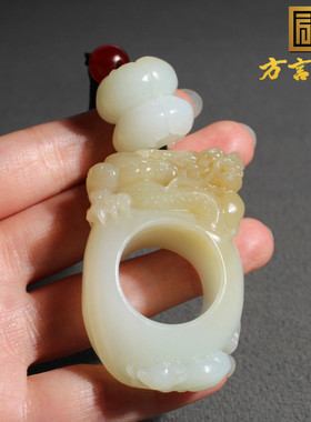 新疆老坑且末料糖白玉龙扳指挂件
