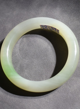 震惊方言和田玉青海老坑料冰底油润细腻白玉带翠色内径50mm手镯R1