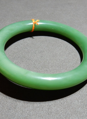 震惊方言和田玉俄罗斯老坑料油润高脂碧玉阳绿56mm细圆条手镯A5