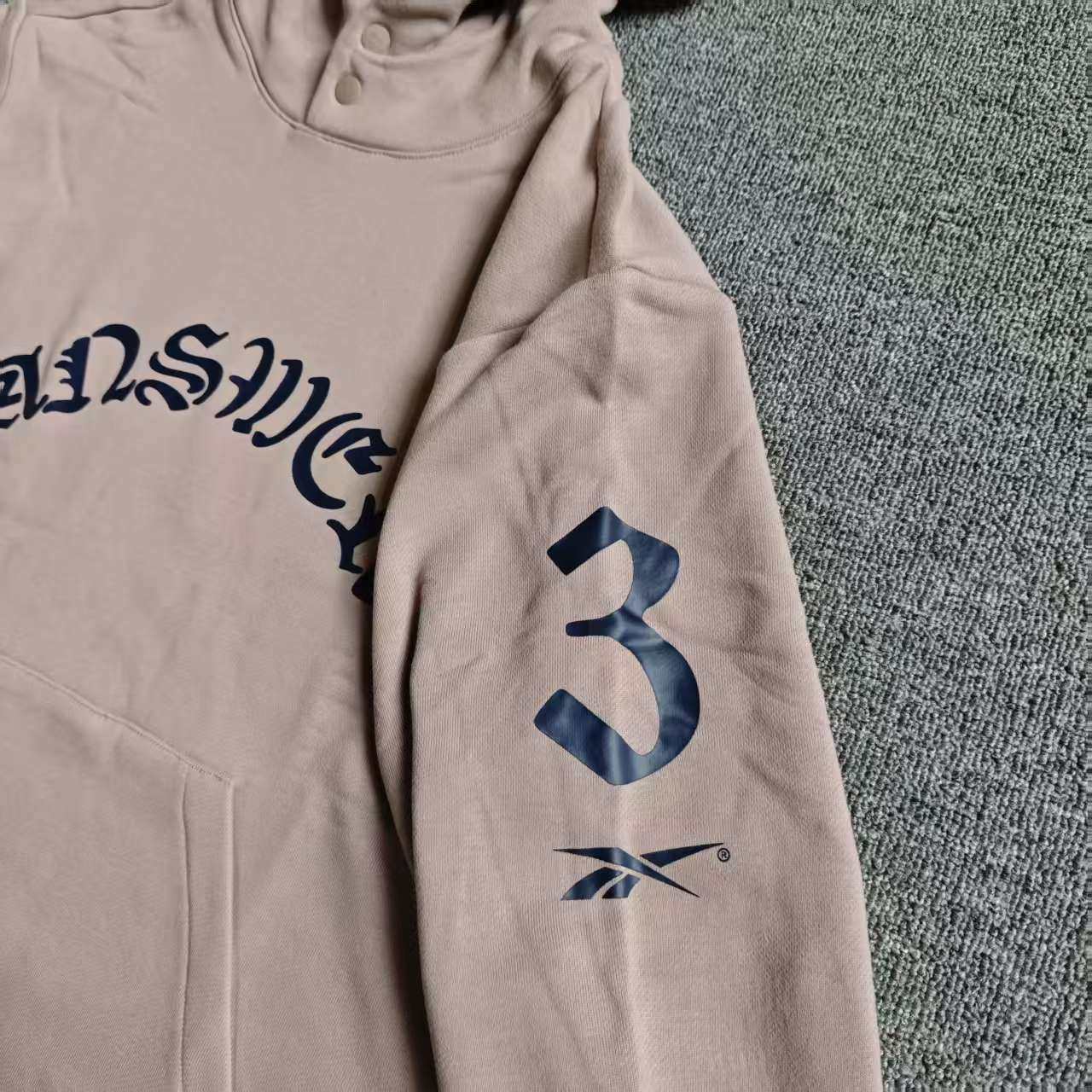 Reebok锐步男子艾弗森印花纯棉毛圈连帽套头卫衣 H47110,淘宝优惠券,粉丝福利购,淘宝优惠卷