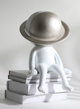 北欧简约样板间书房宇航员摆件