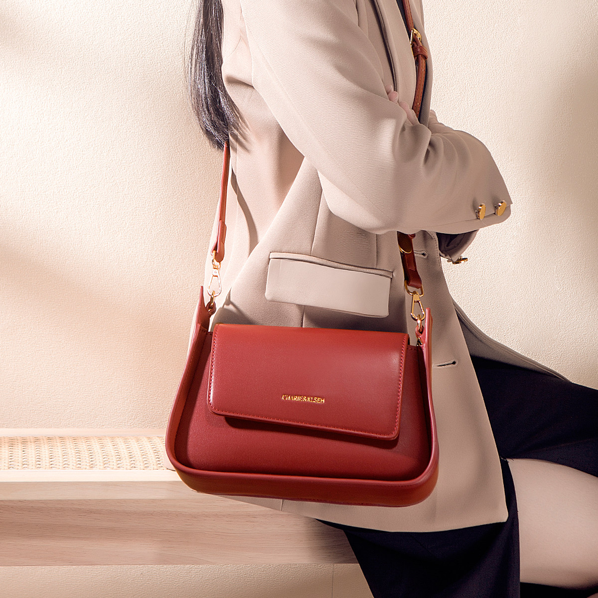 香港代购红色包包女2025新款腋下包新娘结婚包日常可用斜挎手提包,淘宝优惠券,粉丝福利购,淘宝优惠卷