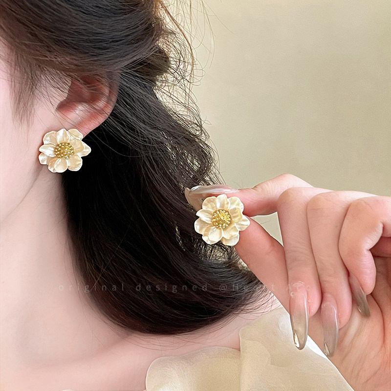 金色山茶花银针耳钉女小众设计感气质耳环2025新款优雅高级感耳饰,淘宝优惠券,粉丝福利购,淘宝优惠卷