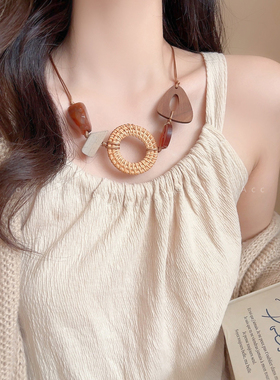 复古木质吊坠项链女2025新款时尚个性锁骨链波西米亚长款百搭配饰