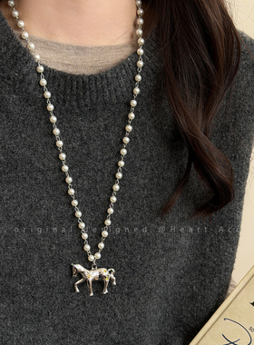 双层珍珠小马吊坠项链女款轻奢高级感秋冬叠戴长款串珠毛衣链配饰