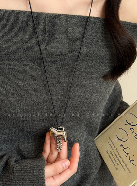 金色小马串珠流苏项链女本命年氛围感长款抽拉毛衣链高级感配饰品