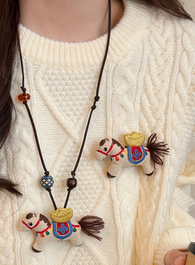 可爱布偶元宝小马串珠项链女2025新款秋冬本命年吊坠毛衣链配饰品