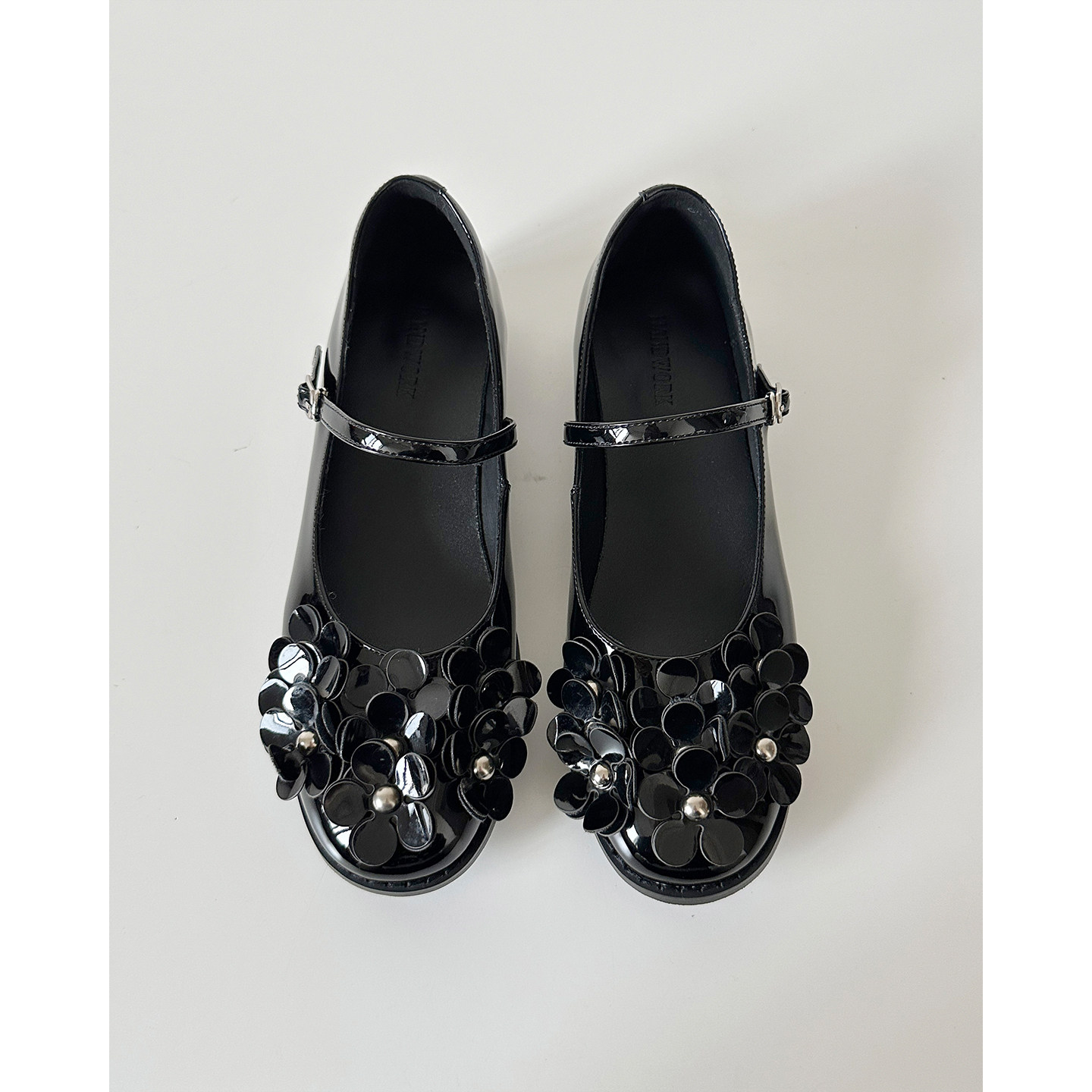 2026年新款花朵装饰圆头浅口一字扣带单鞋女牛皮版百搭舒适平底鞋,淘宝优惠券,粉丝福利购,淘宝优惠卷