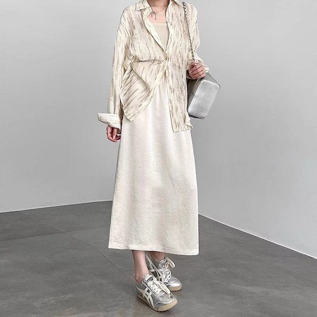 High-end acetate satin skirt looks slimming