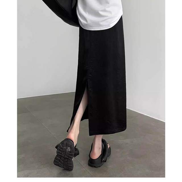 High-end acetate satin skirt looks slimming