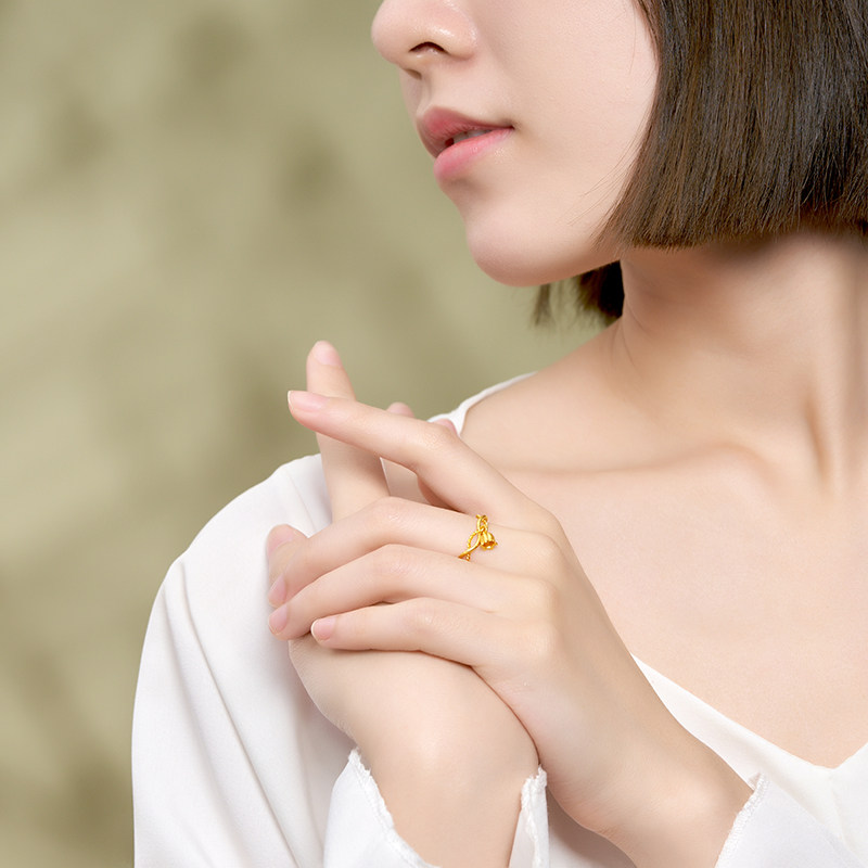 潮宏基花韵铃兰花足金花朵女款戒指 潮宏基珠宝手饰