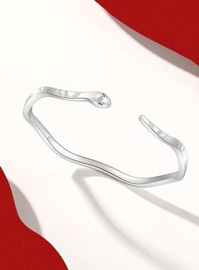 潮宏基灵蛇足银手镯碎碎冰