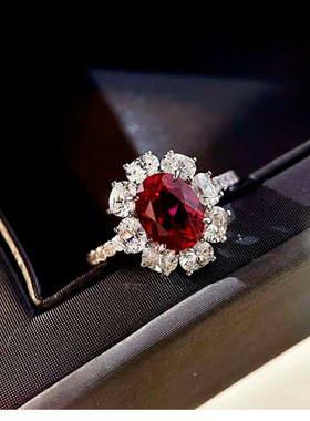 红宝石蛋形围镶钻戒指