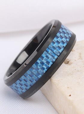 新款欧美钨钢戒指时尚电黑镶蓝色碳纤维大气男士钨金戒指厂家