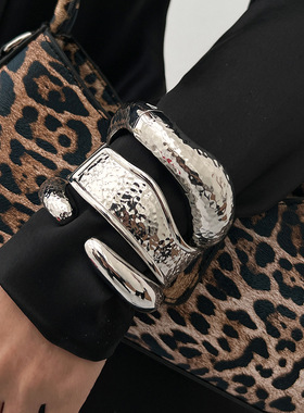 欧美跨境时尚个性创意敲打纹假山宽手镯简约不规则弹簧扣手环饰品