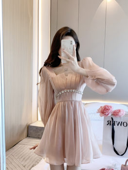 Pink Square Neck Dress ແມ່ຍິງດູໃບໄມ້ລົ່ນແລະລະດູຫນາວ 2023 ການອອກແບບໃຫມ່ Niche Super Fairy ແອວສູງ Slimming Skirt