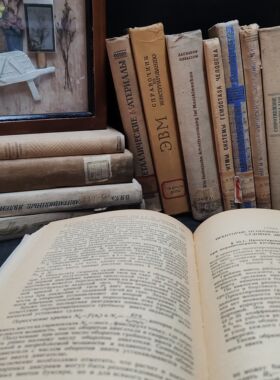 外文精装硬皮书电影杂志写真拍摄道具复古泛黄英文俄文ins道具书