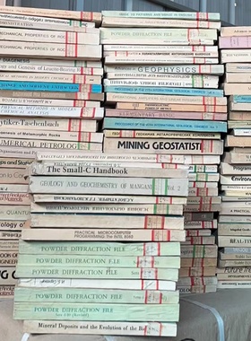 泛黄米白色外文古旧书 复古怀旧摆件 摄影道具书装饰书古董书饰品