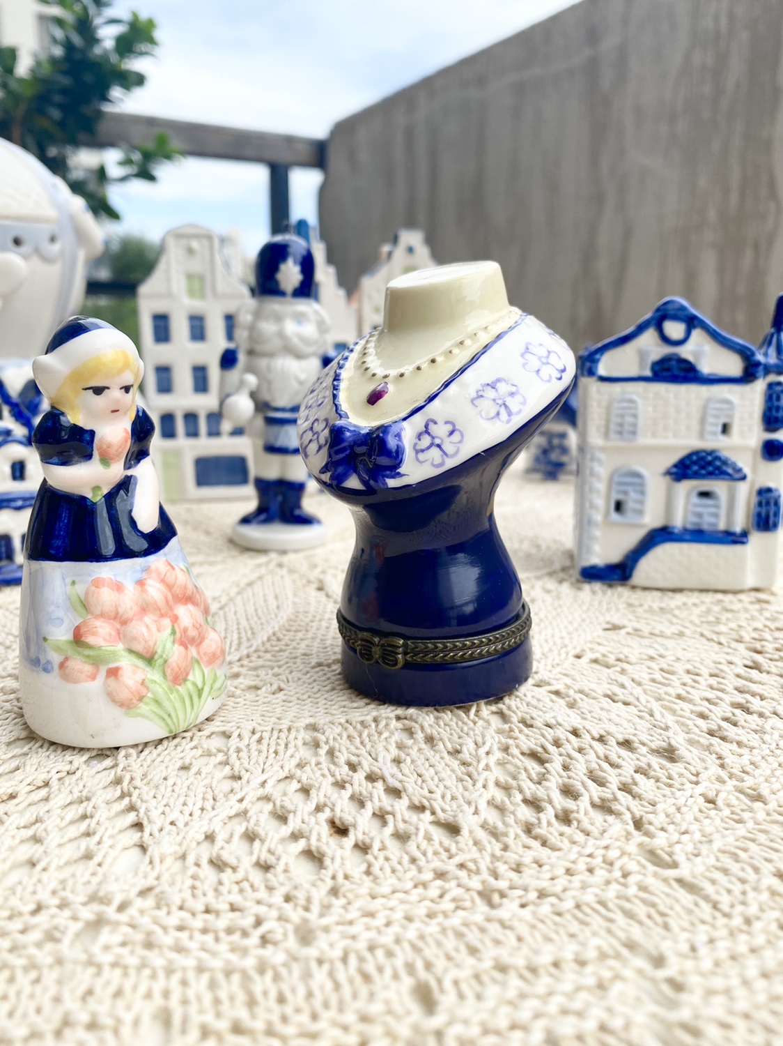 外贸荷兰代尔夫特蓝白陶瓷房子摆件蓝彩首饰盒风车微景观场景装饰 - 图0
