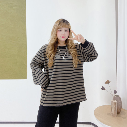 韩系休闲风遮肉条纹上衣胖莹莹大码女装春季正肩百搭阔版条纹T恤 - 图0