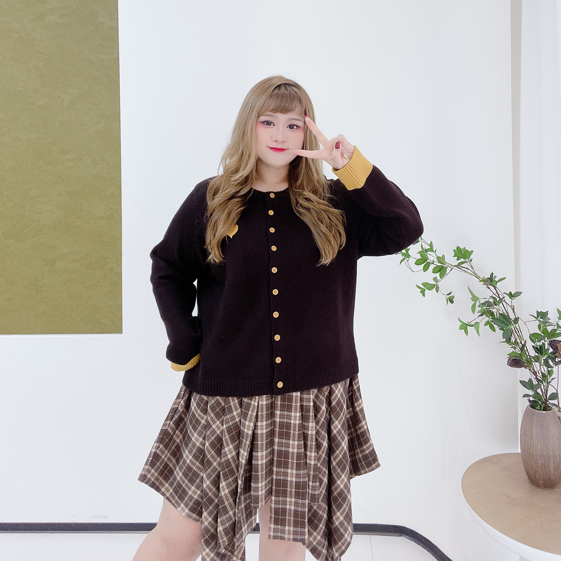 韩系时尚撞色刺绣软糯外搭毛衣胖莹莹大码女装秋季学院风针织开衫,淘宝优惠券,粉丝福利购,淘宝优惠卷