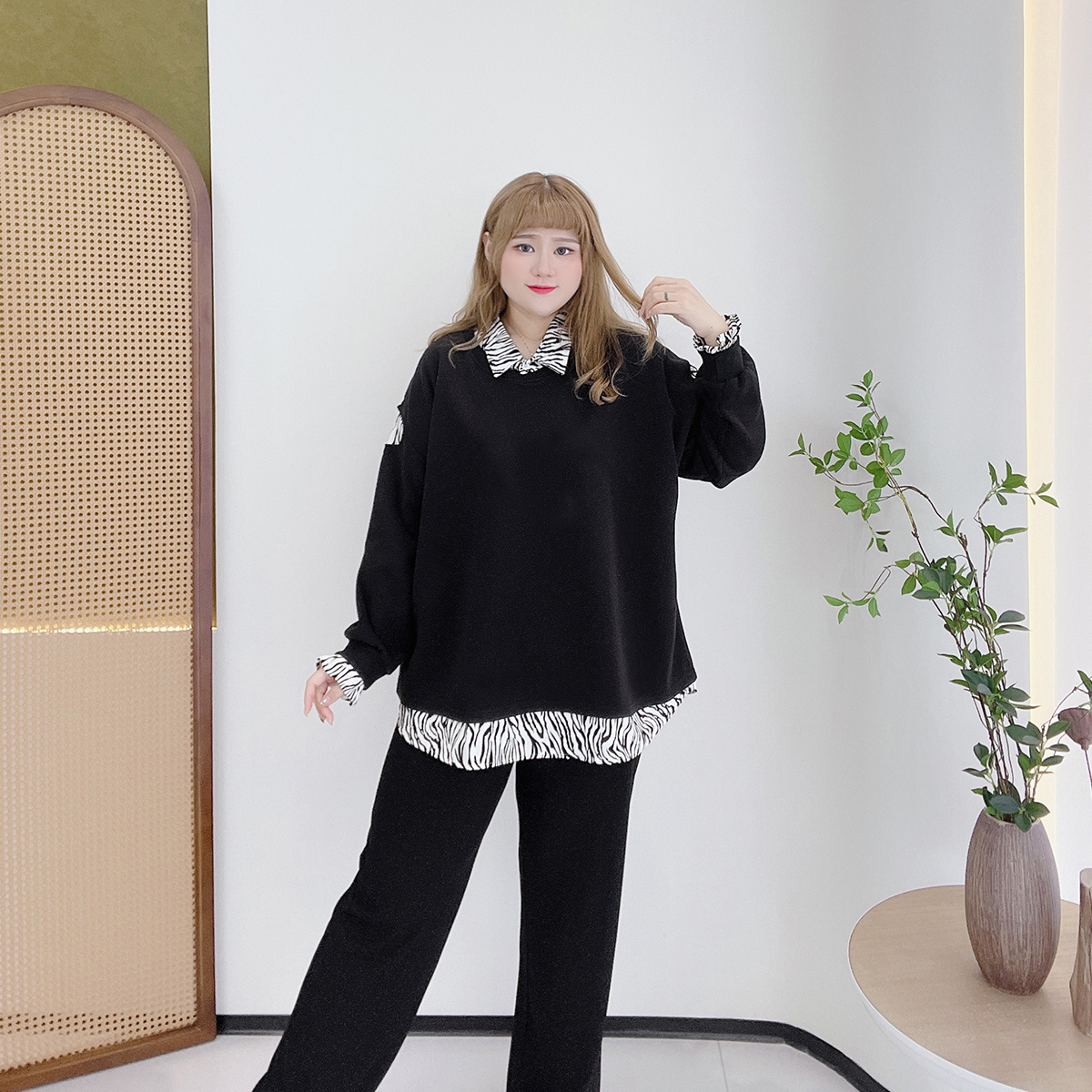 300斤遮肉上衣胖仙女莹莹大码女装胖mm拼接斑马纹加绒假两件卫衣 - 图1