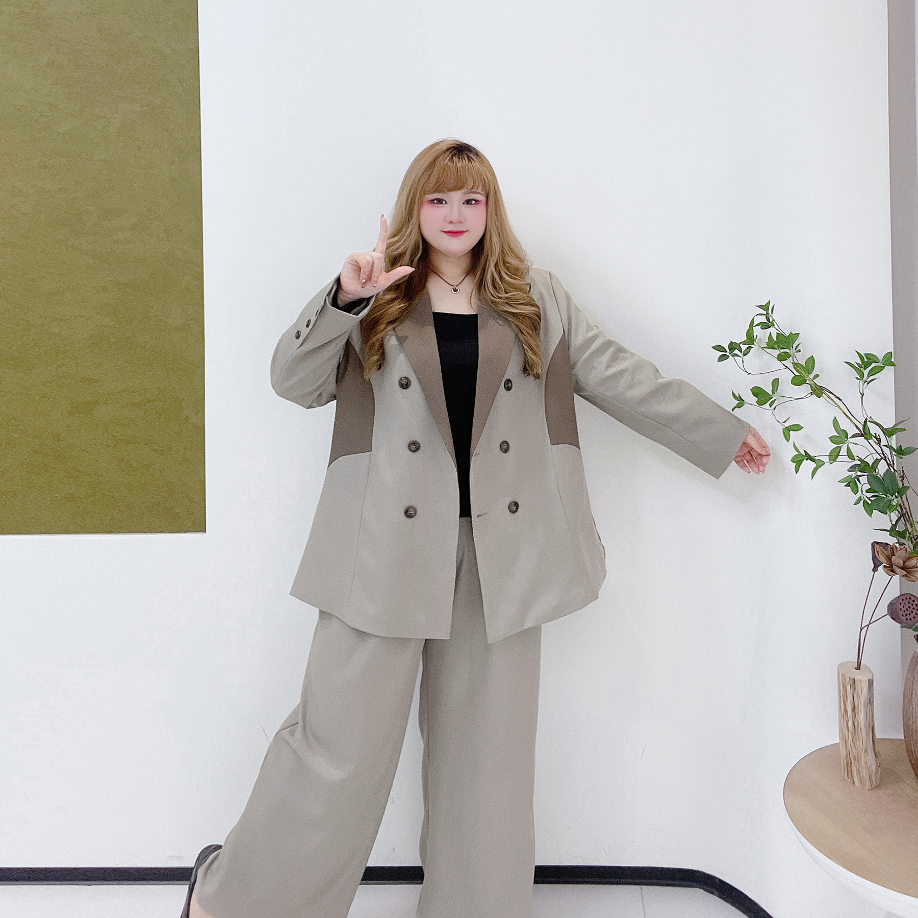 休闲风松弛感垫肩上衣胖莹莹大码女装秋冬撞色夹棉西装阔腿裤套装,淘宝优惠券,粉丝福利购,淘宝优惠卷