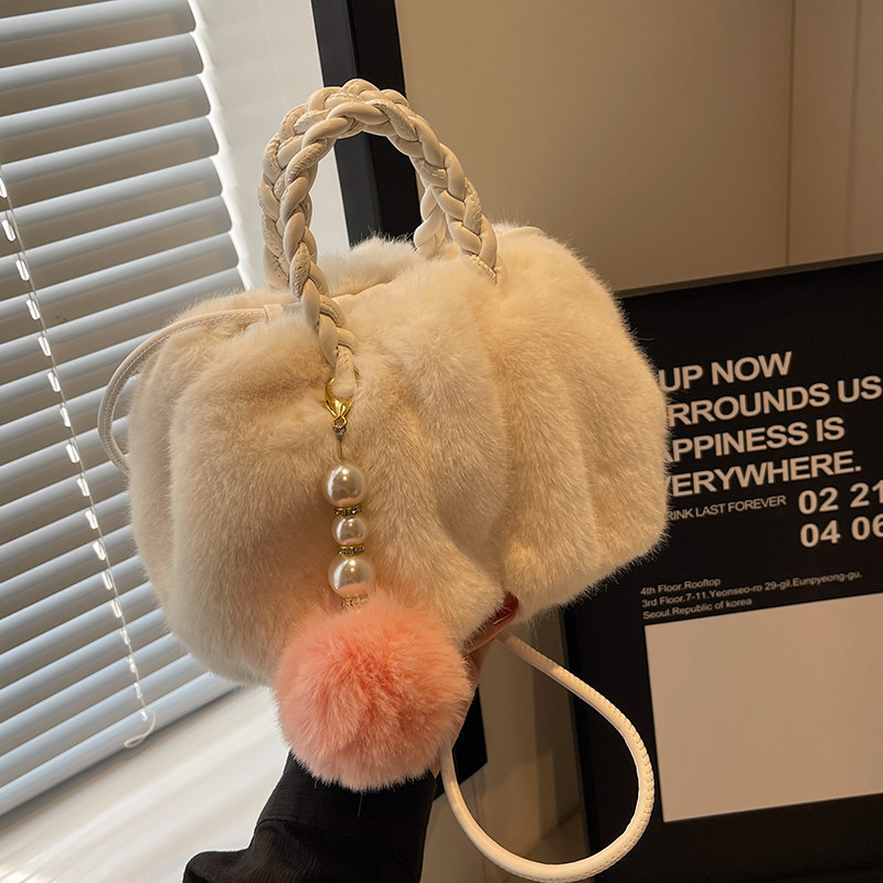 毛绒绒包包女春夏百搭2025新款小众设计斜挎包爆款手提褶皱毛毛包,淘宝优惠券,粉丝福利购,淘宝优惠卷