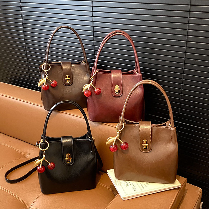 手拎上班通勤包包女式2025新款秋冬轻奢小众高级感复古斜挎水桶包,淘宝优惠券,粉丝福利购,淘宝优惠卷