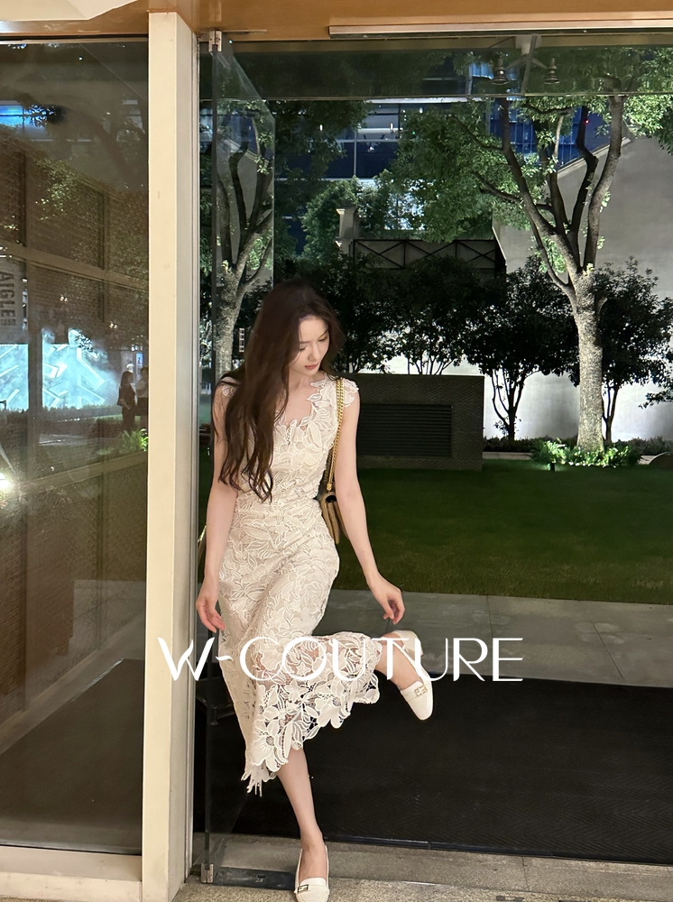 白山茶Wcouture经典立体工艺镂空蕾丝花型修身V领连衣长裙-图1