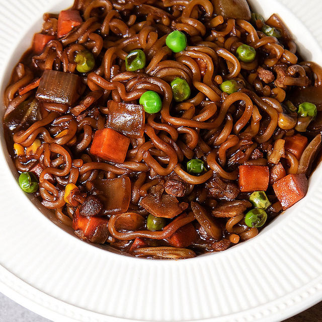 Imported Sichuan Zhajiang Noodles Spicy Instant Dry Noodles