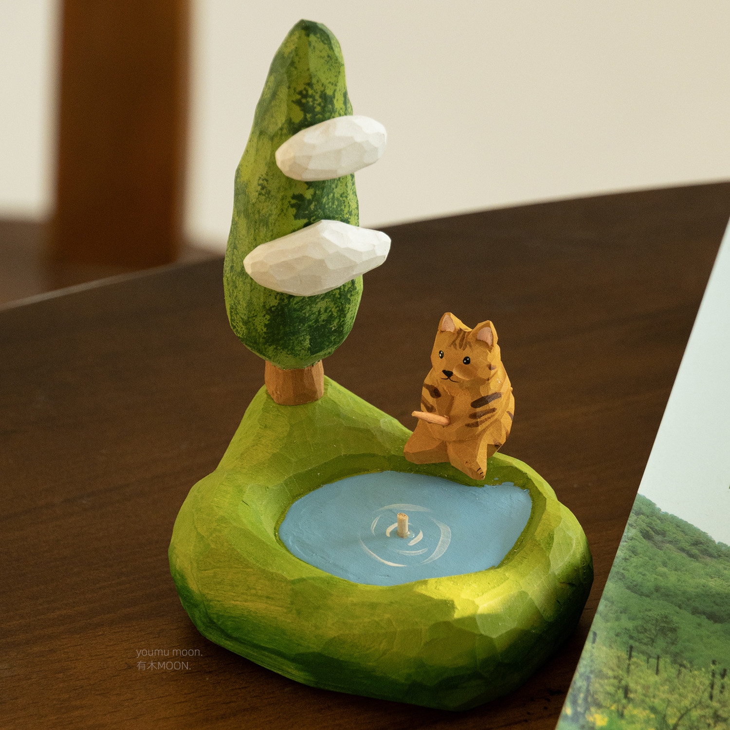 会钓鱼的猫 湖畔木雕纯手工治愈景观桌面摸鱼摆件礼物礼品高级感,淘宝优惠券,粉丝福利购,淘宝优惠卷