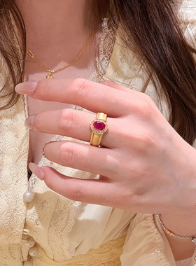 小红书爆款拉丝鸽子蛋戒指女中古vintage闪钻宽版排珠红宝石指环