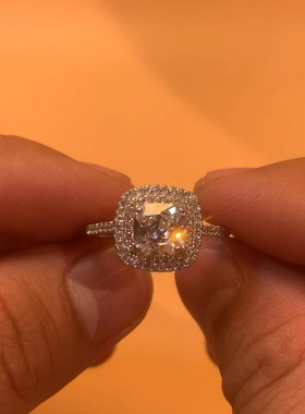 S925纯银仿真钻戒女群镶克拉订结婚戒 简约镀18K铂金粉钻方钻夸张